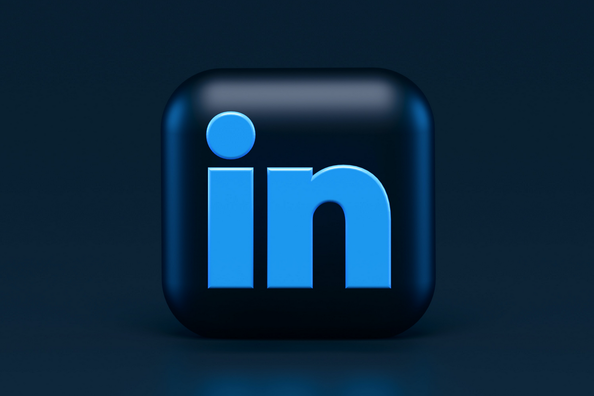 Logo do LinkedIn em alta qualidade, em frente a um fundo azul, referindo-se ao tema de LinkedIn Ads proposto na postagem.