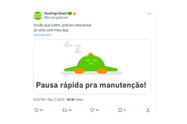 A imagem é um print do Twitter do Duolingo, onde o mascote, que é uma coruja verde, está deitado descansando, com a frase: "pausa rápida pra manutenção!". No tweet, temos o texto: "Vocês que lutem, preciso descansar. Já volto com meu app", um ótimo exemplo de comunicação feita pensada na geração Z.