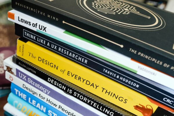 Livros sobre UX Research empilhados.